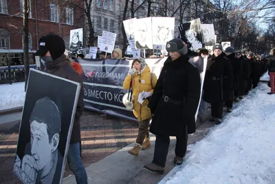 В Екатеринбурге в годовщину убийства Станислава Маркелова и Анастасии  Бабуровой организовали мемориал » Вечерние ведомости