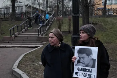 В Москве и Петербурге прошли задержания на антифашистских митингах