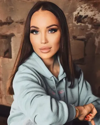 Анастасия Барашкова (Ионина) on Instagram: \"Чем ещё заняться дома на  карантине помимо фильмов и чтения книг? Конечно же делать красивый макияж  ❤️🥰\"