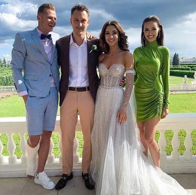 Костенко в ярко-зеленом мини-платье и Тарасов на костылях едва не затмили  жениха и невесту на свадьбе друзей | WMJ.ru