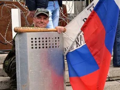 Анастасия Пятерикова в Воронеже рассказывает журналистам, что в Луганске  опасно даже держать в руках флаг России - OBZOR.com.ua