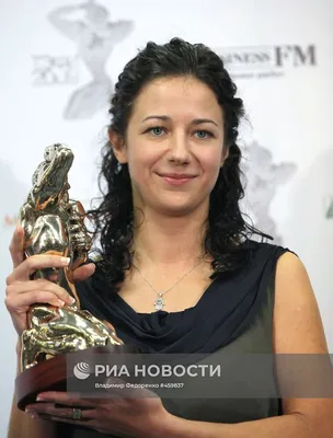Рустем Адагамов on X: \"Анастасия Попова — корреспондент ВГТРК в Бельгии. В  2012 году Путин наградил ее медалью «За отвагу» за работу на войне в Сирии.  Сегодня она размахивает унитазным ёршиком в