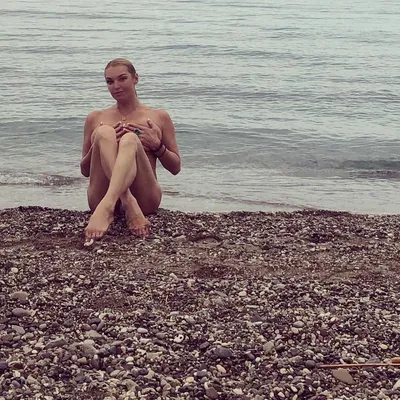 Вся красота наружу»: Волочкова на пляже не влезла в слишком маленький  «голый» купальник | Wday.ru | Дзен