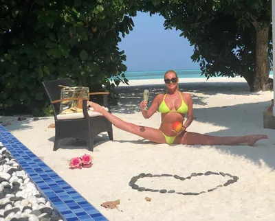 Хороший пример для дочери\": Анастасия Волочкова разделась догола на  мальдивском пляже