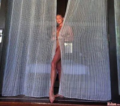 Эпатажная выходка звезды: Анастасия Волочкова подняла голые ноги на  подоконнике