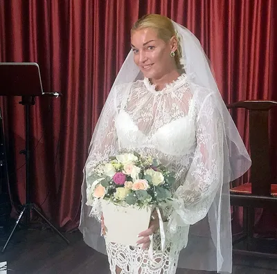 Анастасия Волочкова уверена, что в 2024 году состоится ее свадьба