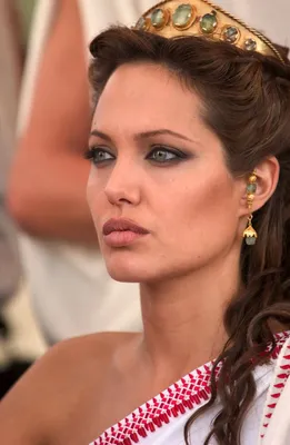 Кадр из фильма \"Александр\" (Alexander, 2004) #kinopoisk | Angelina jolie  makeup, Angelina jolie style, Angelina jolie photos