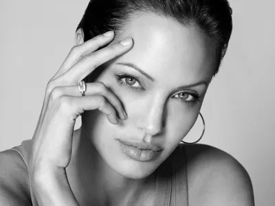Анджелина Джоли на фотографии: красота, которая не поддается времени