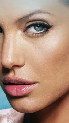 Фотография Анджелины Джоли, которая демонстрирует ее мощную личность и красоту