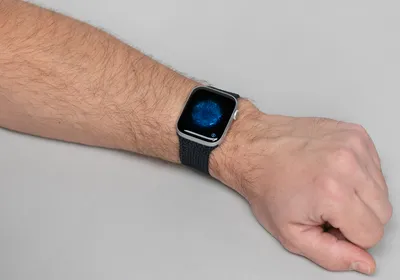 Фото руки с Apple Watch в сером цвете