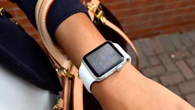 Apple Watch на руке: фото в черно-белом стиле