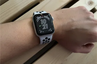 Apple Watch на руке: фото с надписью Time