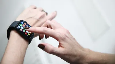Apple Watch на руке: фотография в формате WebP