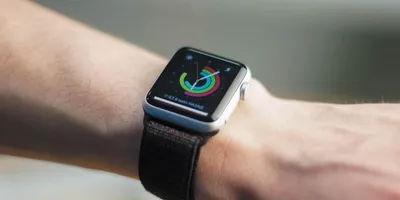 Фотография Apple Watch на руке в розовом цвете