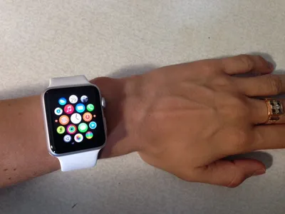 Картинка руки с Apple Watch в коричневом цвете