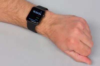 Фото руки с Apple Watch в голубом цвете