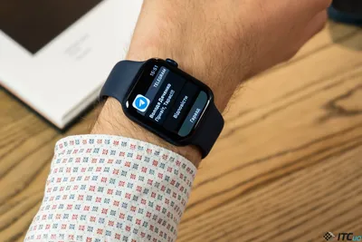 Фотография Apple Watch на руке с разными цветами ремешков