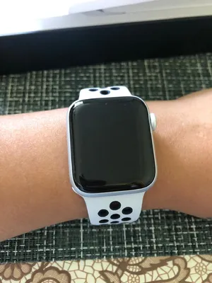 Фото Apple Watch на руке с разными циферблатами