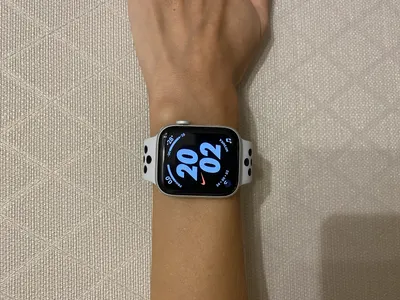 Изображение Apple Watch на руке с возможностью скачать в PNG