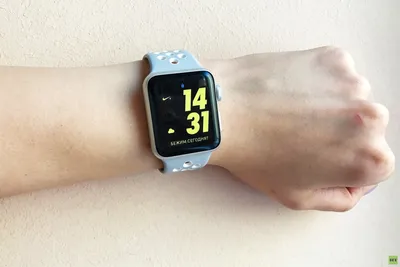 Картинка Apple Watch на руке в черно-белом стиле
