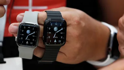 Apple Watch на руке: фото с надписью Watch