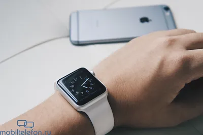 Картинка Apple Watch на руке с циферблатом в виде луны