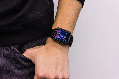 Фото Apple Watch на руке с возможностью скачать в оригинальном размере