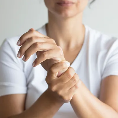 Изображение артритической руки: симптомы и лечение