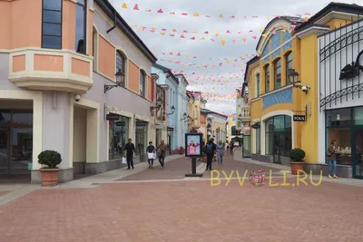 outlet village-белая дача, Москва - «🎬Уложилась в 40т, купив кожанку за  7т😱 Обман с ценой. Показываю и примеряю обновки. Рассказываю про дисконт  магазины: Guess; Hugo; Calvin Klein; Levi's; Jeanswest; Снежная Королева;  Pinko.