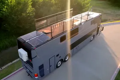 Школьный автобус в США превратили в шикарный семейный дом на колесах