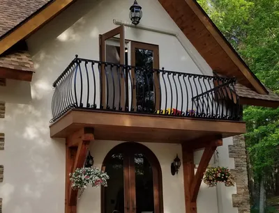 Ограждение балкона из дерева | Смотреть 97 идеи на фото бесплатно