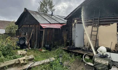 В Еманжелинском районе сгорел частный дом и заброшенный барак