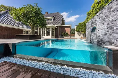 Небольшой и уютный задний двор частного дома в Нидерландах | Zwembad  plezier, Bovengrondse zwembaden, Pool ideeën