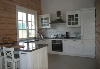 Белая кухня в деревянном доме фото фотографии
