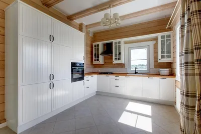 Белая кухня в деревянном доме - 68 фото