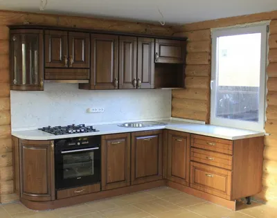 Дизайн кухни в деревянном доме: фото интерьера, идеи по оформлению кухни в  срубе и доме из бруса, советы по отделке, выбору стиля, меблировке