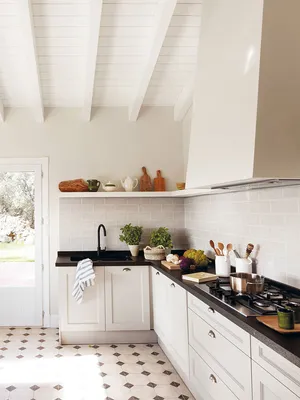Белая кухня в деревянном доме | Премиум Фото