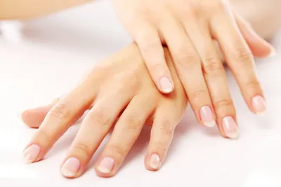 Картинка белых пятен на ногтях рук: симптомы и лечение