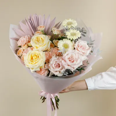 Белые розы в коробке (S) 31-35 роз - купить в интернет-магазине Rosa Grand