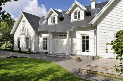 Красивый и практичный белый фасад для дома