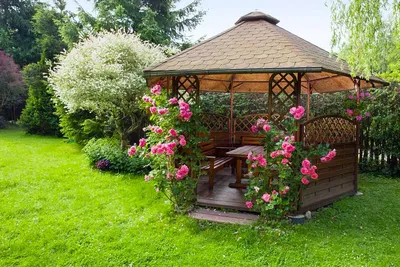 Как оформить снаружи садовую беседку и эффектно украсить пространство  вокруг нее | Dream house | Дзен