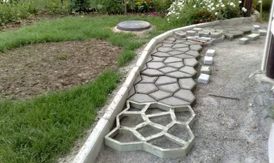 Как изготавливают бетонные дорожки на даче: варианты декорирования, фото