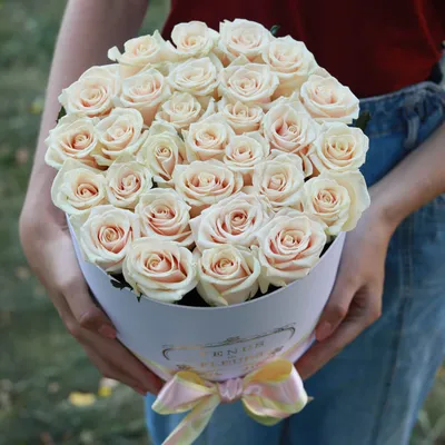 Кремовые розы в коробке - 29 шт за 7 290 руб. | Бесплатная доставка цветов  по Москве
