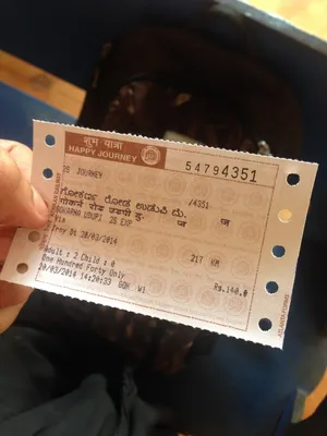 Билетов на поезд в руках фотографии