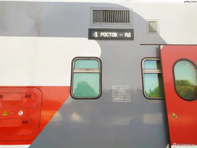 Фотография билетов на поезд в руках: большой выбор размеров