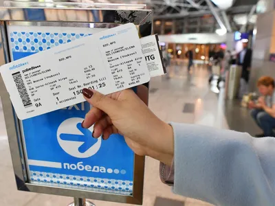 Фото билетов на самолет в руках: готовое изображение для использования