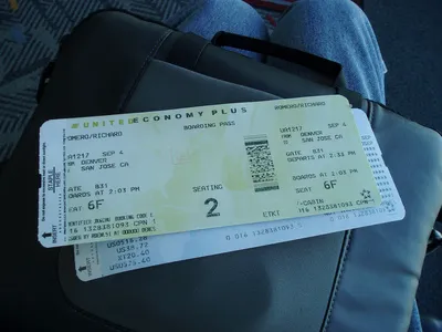 Настоящие билеты на самолет в руках: качественное изображение для скачивания