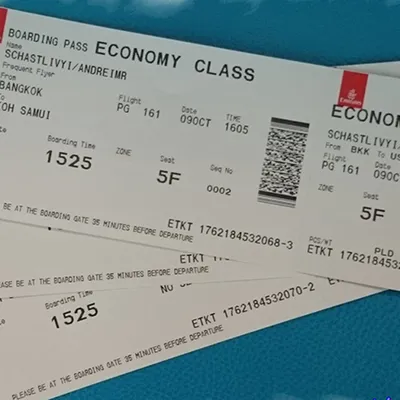 Держа билеты на самолет: качественное изображение для скачивания в формате PNG