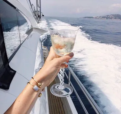 Фото бокала шампанского с бокового ракурса