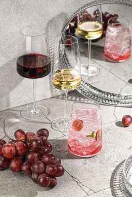 Красивое изображение с бокалом шампанского на столе